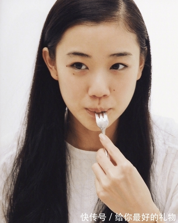 |33岁苍井优跟42岁“搞笑艺人”山里亮太,恋爱一个月迅速闪婚