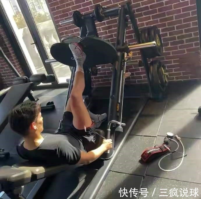 侯永永|中国首位归化球员晒1家4口全家福:爸爸帅,姐姐美,妈妈来自河南