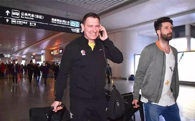 宫鲁鸣|再签2人！山东男篮连续大手笔，徐长锁这次压力大了