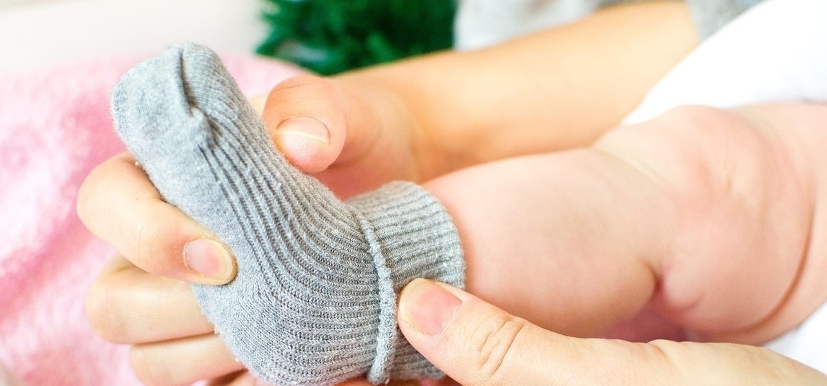 小宝宝|小宝宝穿袜子还是光脚?很多宝妈误会了,做错对娃伤害很大