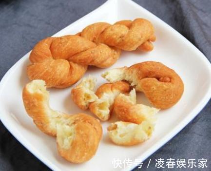 面团|2个鸡蛋1碗面粉，教你做小麻花，不发面两手一搓，吃起来嘎嘣脆