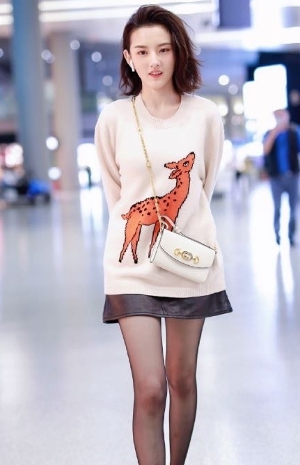 宋祖儿|谁来管管宋祖儿？穿超短裙还敢配黑丝袜，这“透光腿”绝了！