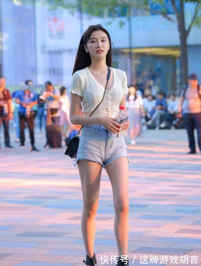 毛衣 白色针织短袖非常轻柔,木耳边设计俏皮可爱,搭配牛仔裤显年轻!