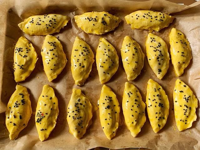 蛋挞皮|榴莲酥简单做法，几个蛋挞皮，一块榴莲，儿子说比买的还好吃