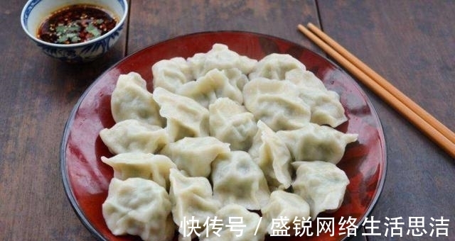 建议大家:包饺子别用手捏了,教你正确做法,不脏手还包得快