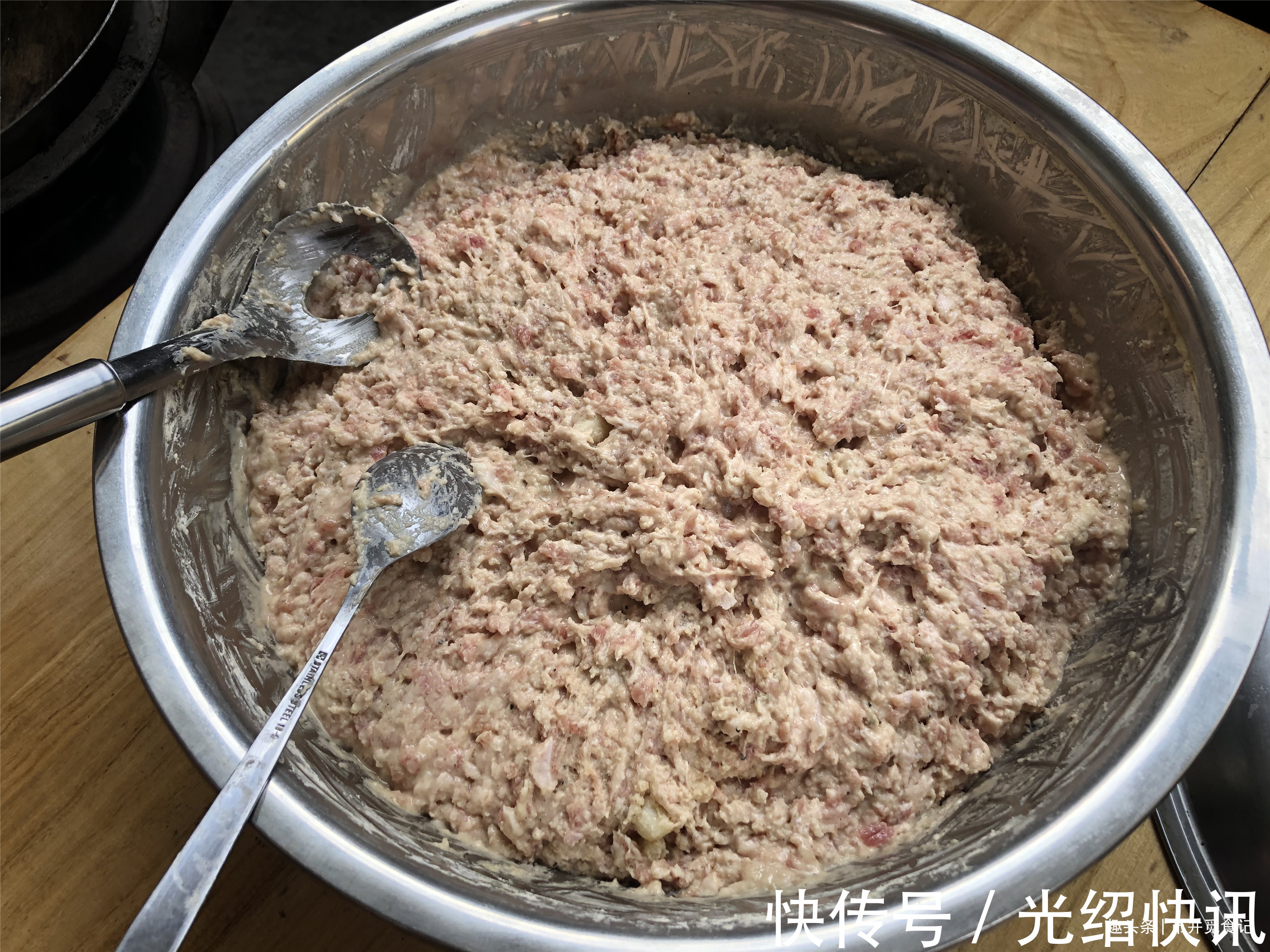 炸牛肉丸|老式炸牛肉丸配方，记住“321”比例，丸子个个空心，酥脆松软