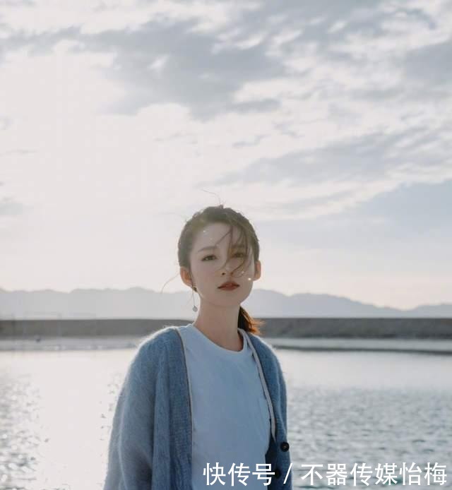 秋冬|老是穿“卫衣+牛仔裤”,容易显得单调,今年秋冬明星都这么穿