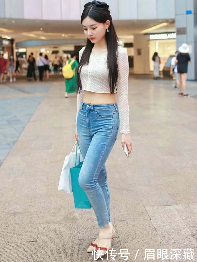 娇羞的美女,简约的穿出,小鸟依人的美