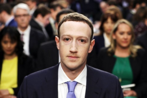 人类|前世界首富扎克伯格,机械式喝水,面部僵硬,被传不是人类