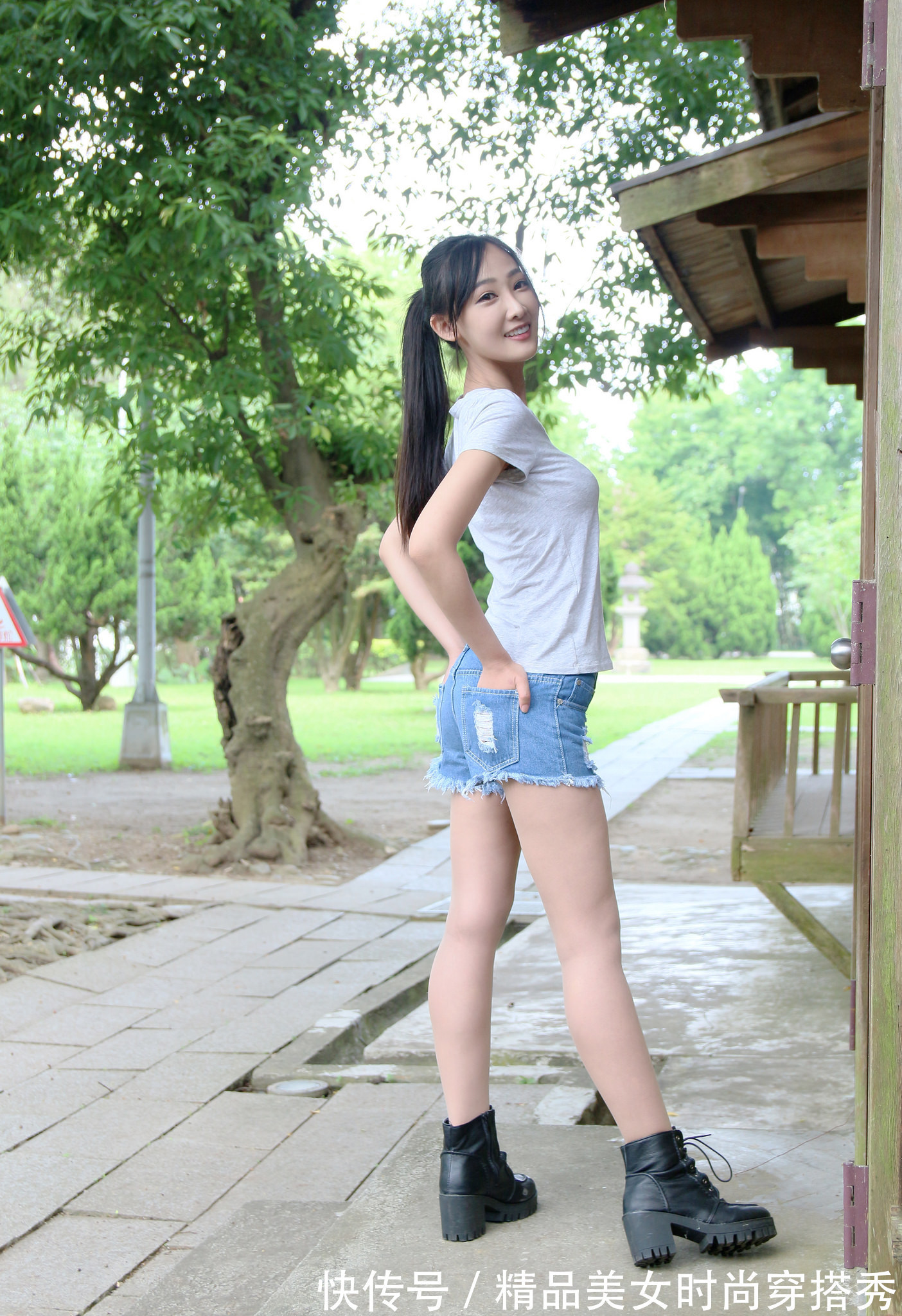 时尚 灰色短袖t恤搭配浅色牛仔短裤，尽显青春的时尚感