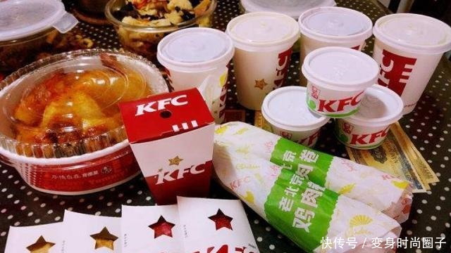 肯德基|全球最小的肯德基店,顾客要趴地上才能取餐,每天的生意都爆满!