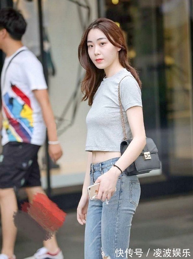 搭配 美女膝盖的裤子都磨破了,搭配紧身上衣,尽显女性魅力