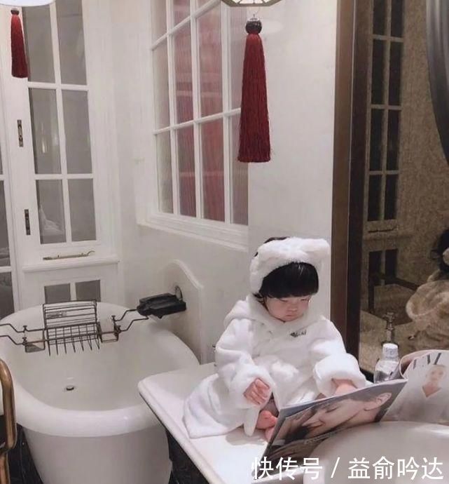 细闪|今天美容编辑教大家:如何用穿搭的思路学化妆