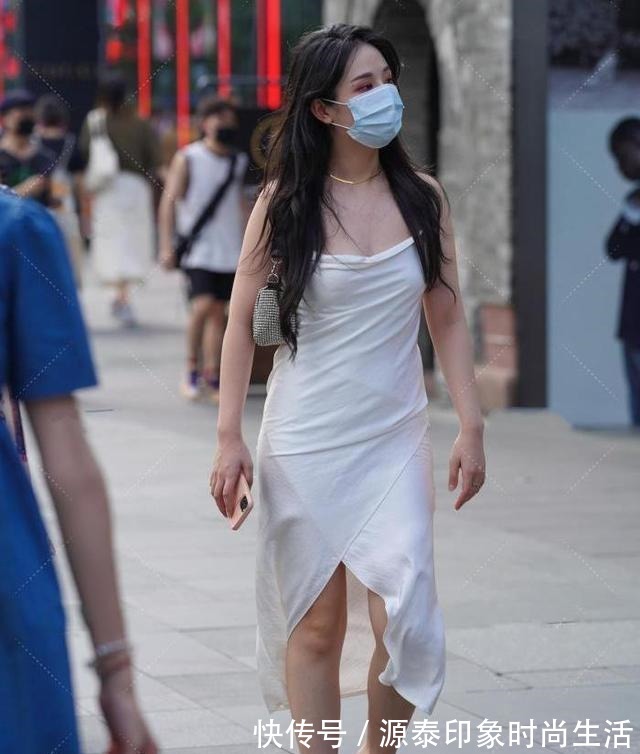 修身长裙 纯净的白色修身长裙,清爽典雅,凸显女神气质!