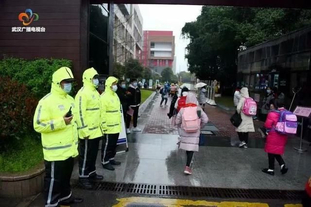 中小学开学首日，有人欢喜有人忙