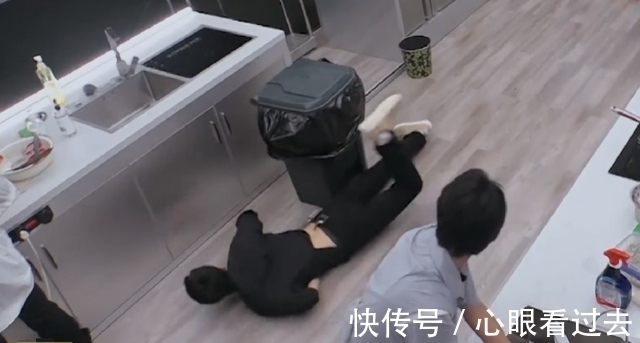 嘉宾|太危险!《中餐厅》多位艺人摔倒,安全问题引争议