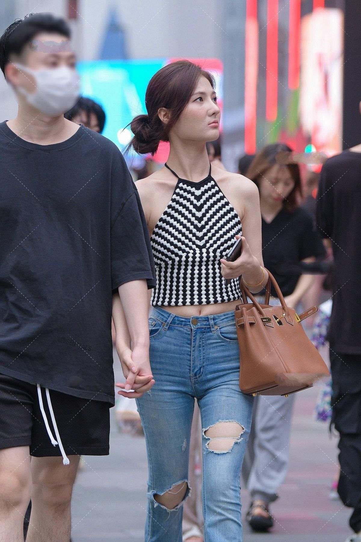 高跟鞋|小姐姐穿淡紫色的吊带裙，看起来青春感十足，而且也很甜美