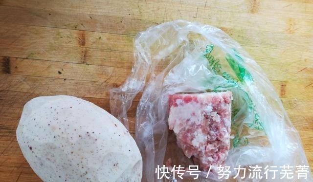 芋头|芋头猪肉丸子外酥里嫩，香糯可口，总是忍不住吃了一个又一个！