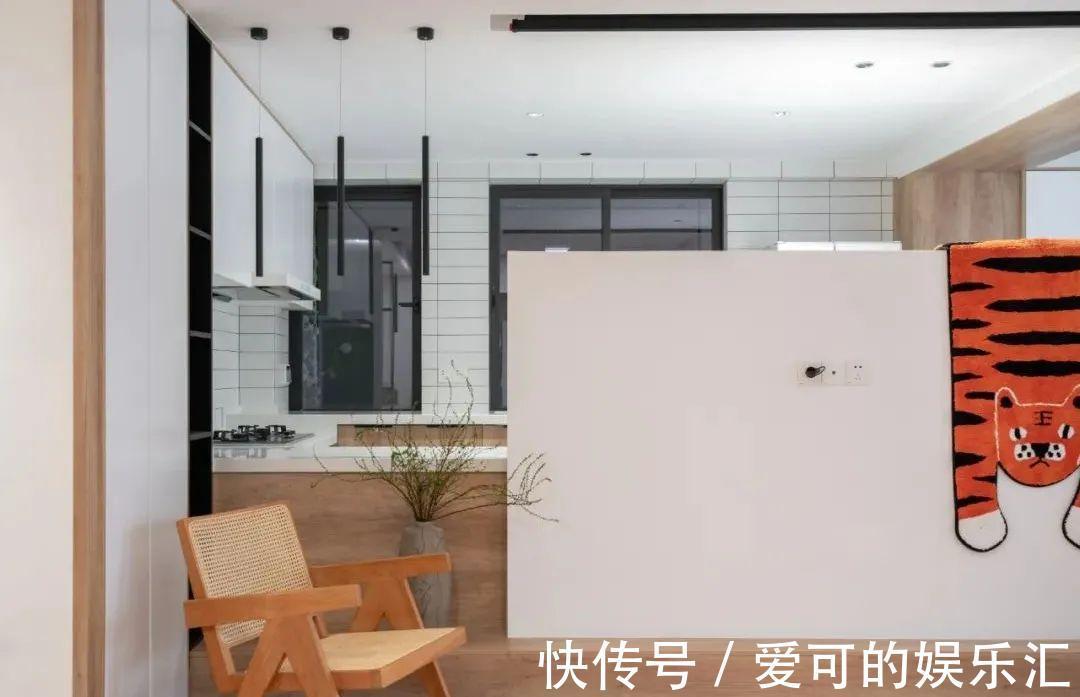 简约风|125平原木简约风,地台式客厅沙发舒适大气,L型玄关柜效果满分!