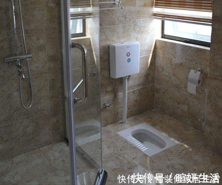 木头|淋浴房贴瓷砖早过时了，如今这样装修才实用，有钱人一看就喜欢