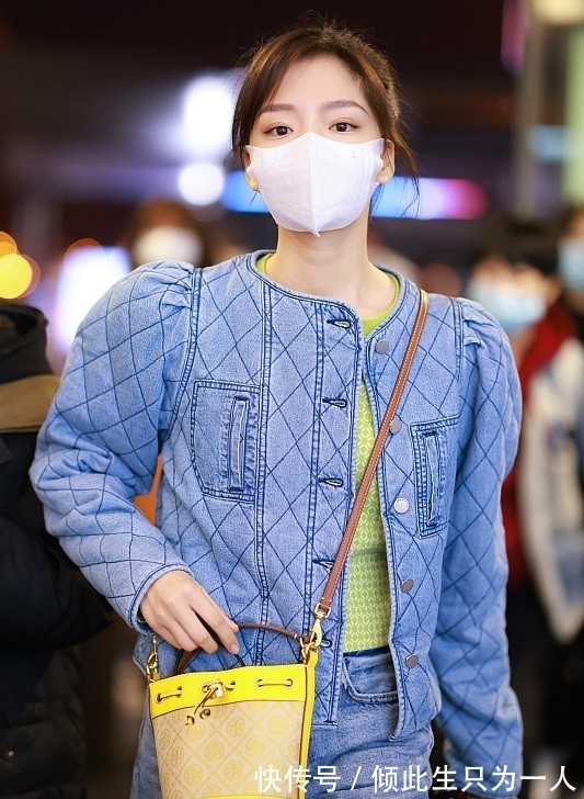 元气 任敏就像“小清新女主”,一身蓝色系穿搭清新元气,看着就很甜