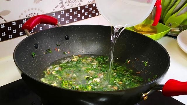 初冬，碰到此菜别手软，多买些煮好放冰箱，冬天做汤包饺子都特香