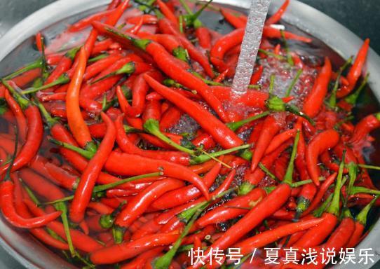 晾干|做剁椒酱时，别只知道放盐！多放2种料，剁椒酱不长毛不变质