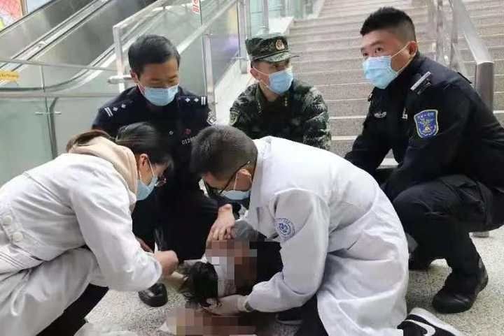 武警|杭州东站一乘客从台阶滚落鲜血直流，一群好汉飞奔而来救人