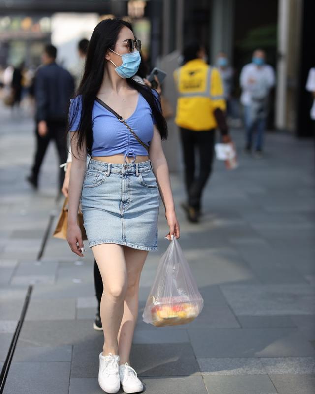 短袖衫|夏季是裙装的季节，牛仔短裙配短袖衫，清新靓丽又显成熟的美
