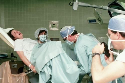 产妇|分娩结束后,男医生又把手伸进产妇肚子里,别急骂医生是为了你好