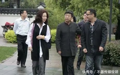 高级|有一种爱情叫做余秋雨和马兰,同样的简约穿搭尽显高级品位