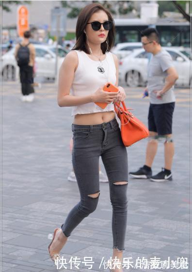 破洞牛仔裤 白色背心搭配露膝牛仔裤,时尚靓丽,彰显时髦