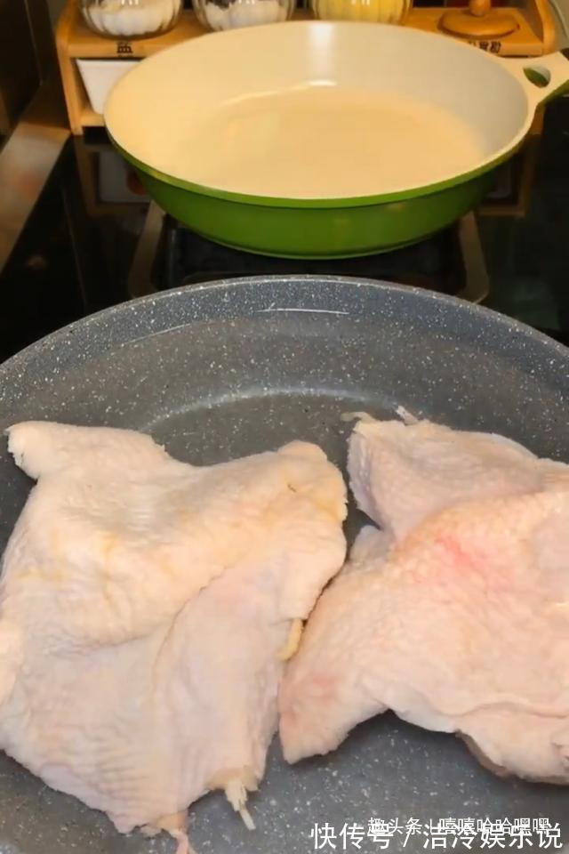 凉拌鸡腿，咸鲜微辣，吃着开胃又下饭，鲜嫩又多汁哟！