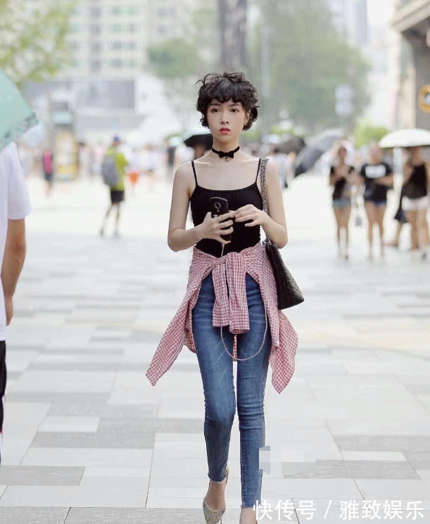 发型 快把黑长直换了,火爆街头的“窝窝头”发型太潮了,显嫩20岁!