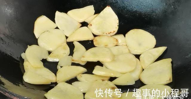 大葱|一个茄子加一个土豆,也可以做出美味下饭菜,食材不够,方法来凑