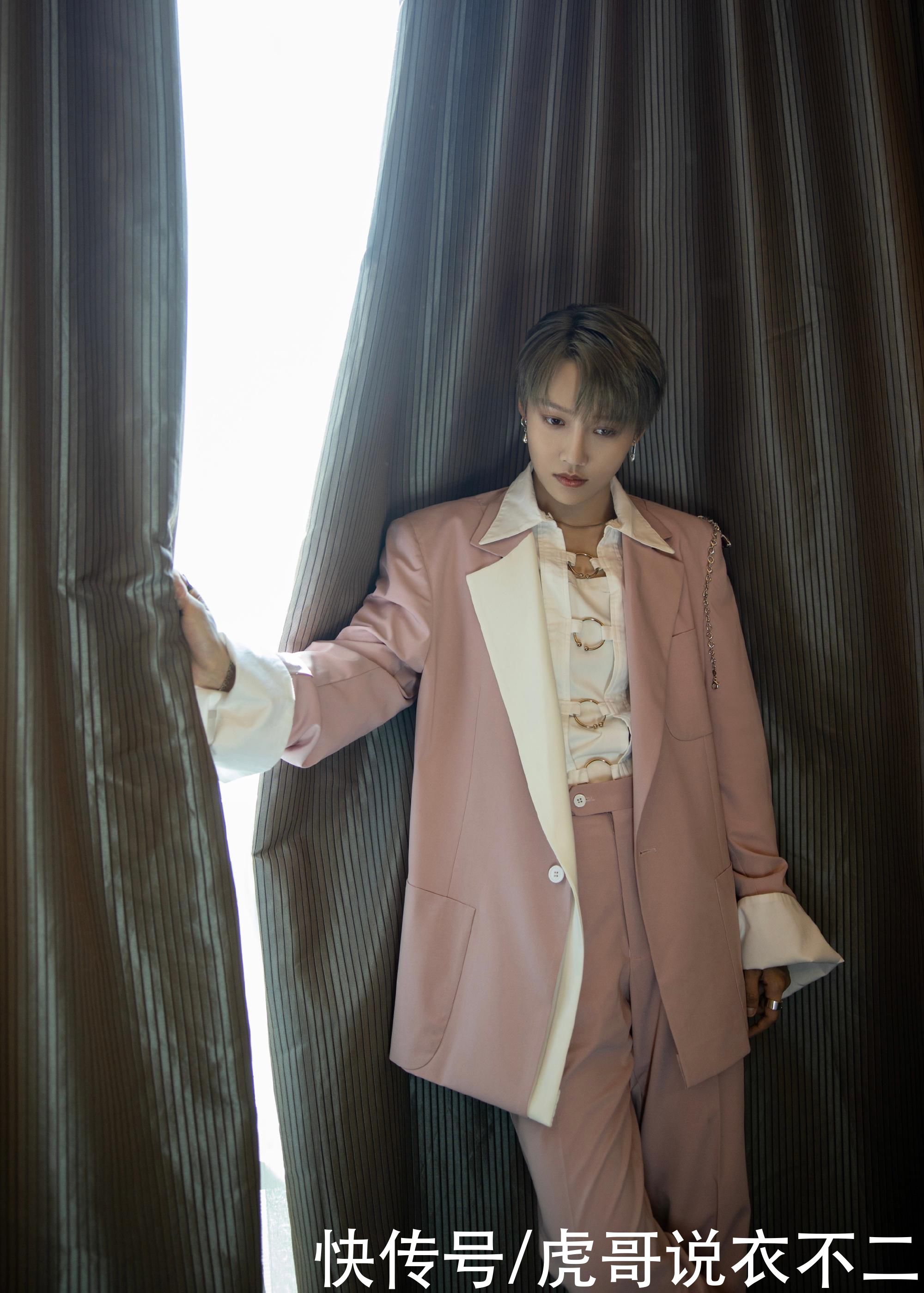 女生也可以很帅气，刘雨昕身穿复古卫衣参加活动，造型太潇洒了