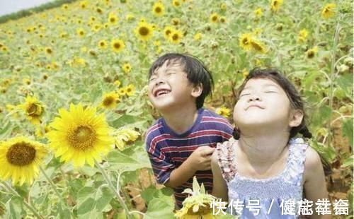 电视|两个孩子哭闹着抢电视看,妈妈随后的一句话,彻底伤了老大的心