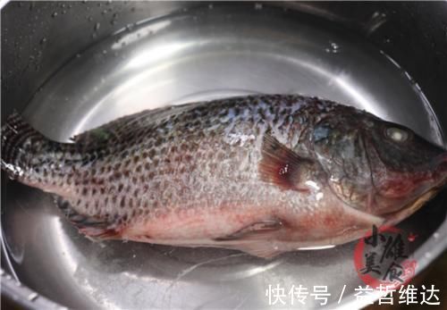 小雄|不管解冻什么鱼，千万不要加水泡，教你一招，比活鱼都鲜美、新鲜
