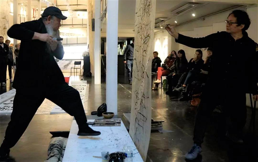 老外们&老汉让美女徒弟用身体写字,亮相欧洲,老外都看懵了,这是书法?