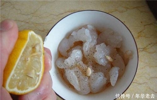 想吃披萨不用买,用饺子皮做一盘,好吃简单便捷,馅料非常足