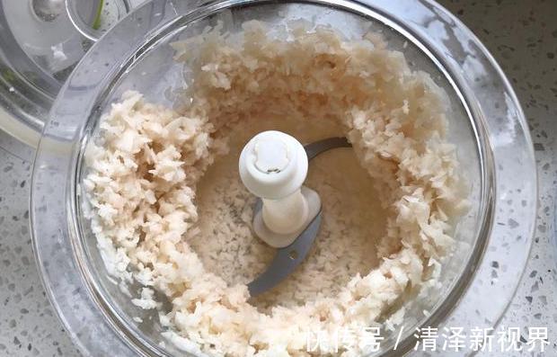 不用面粉的炸丸子，莲藕鸡蛋加点肉，香酥不油腻