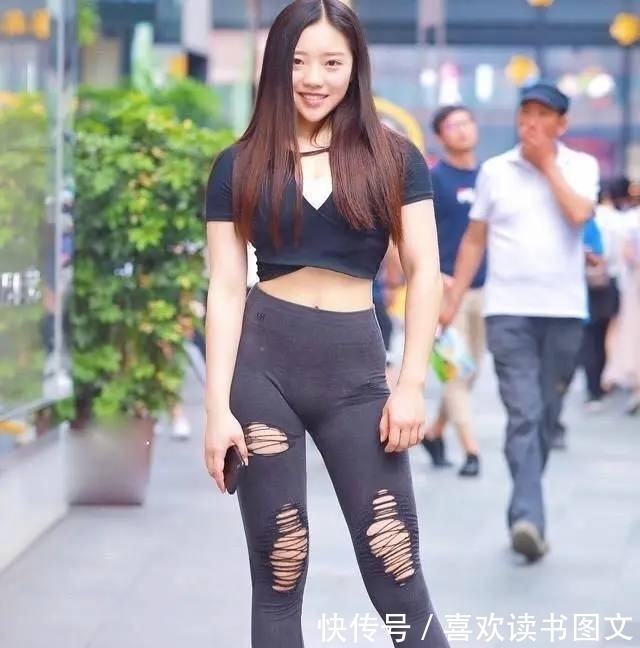 俏皮可爱的打底裤美女,富有青春朝气,回头率特别高