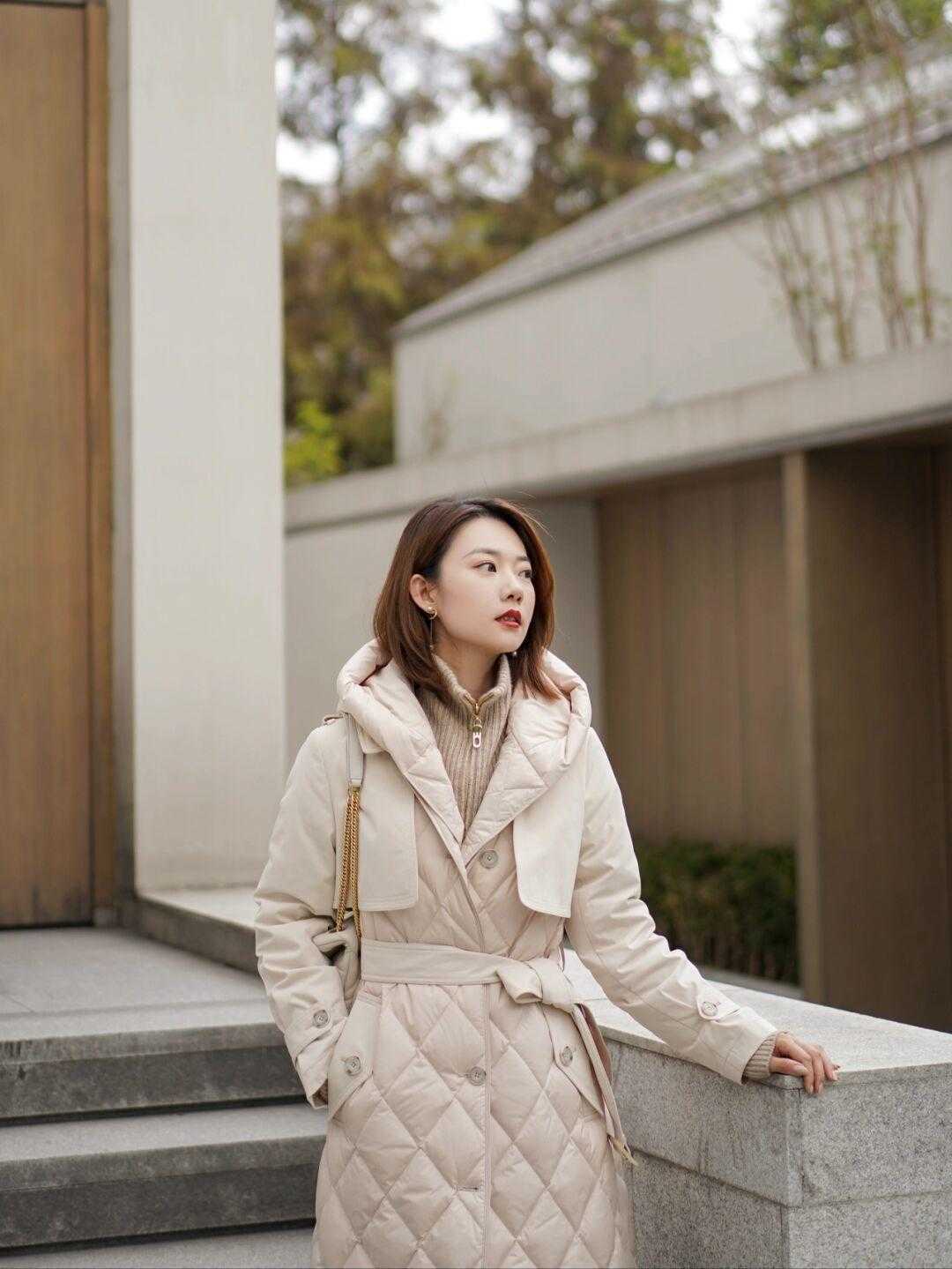 米黄色|长款羽绒服搭什么最好看?码住这三件,每天上街美的都不重样
