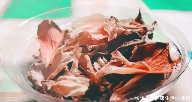 多肉叶子干成皮别扔,这样一做能变老桩!多肉叶子干成皮别扔,这样一做能变老桩!