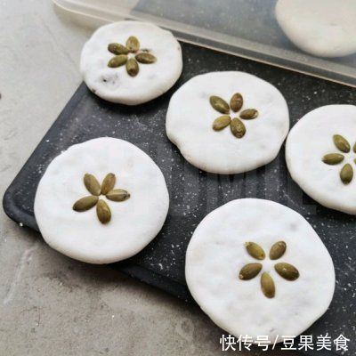 一上桌就被哄抢，这道红豆糯米饼的诱惑我跪服