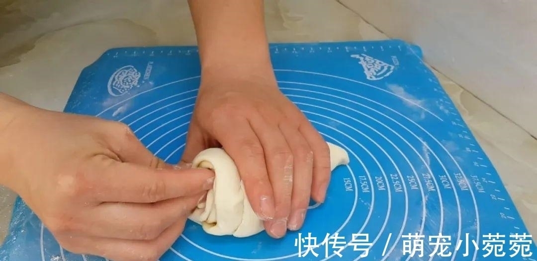 烙饼这做法太香了,开水一烫,柔软筋道又多层,出锅孩子都抢着吃