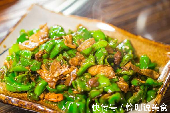 做辣椒炒肉，先炒辣椒还是先炒肉记住2个技巧，肉片滑嫩辣椒香