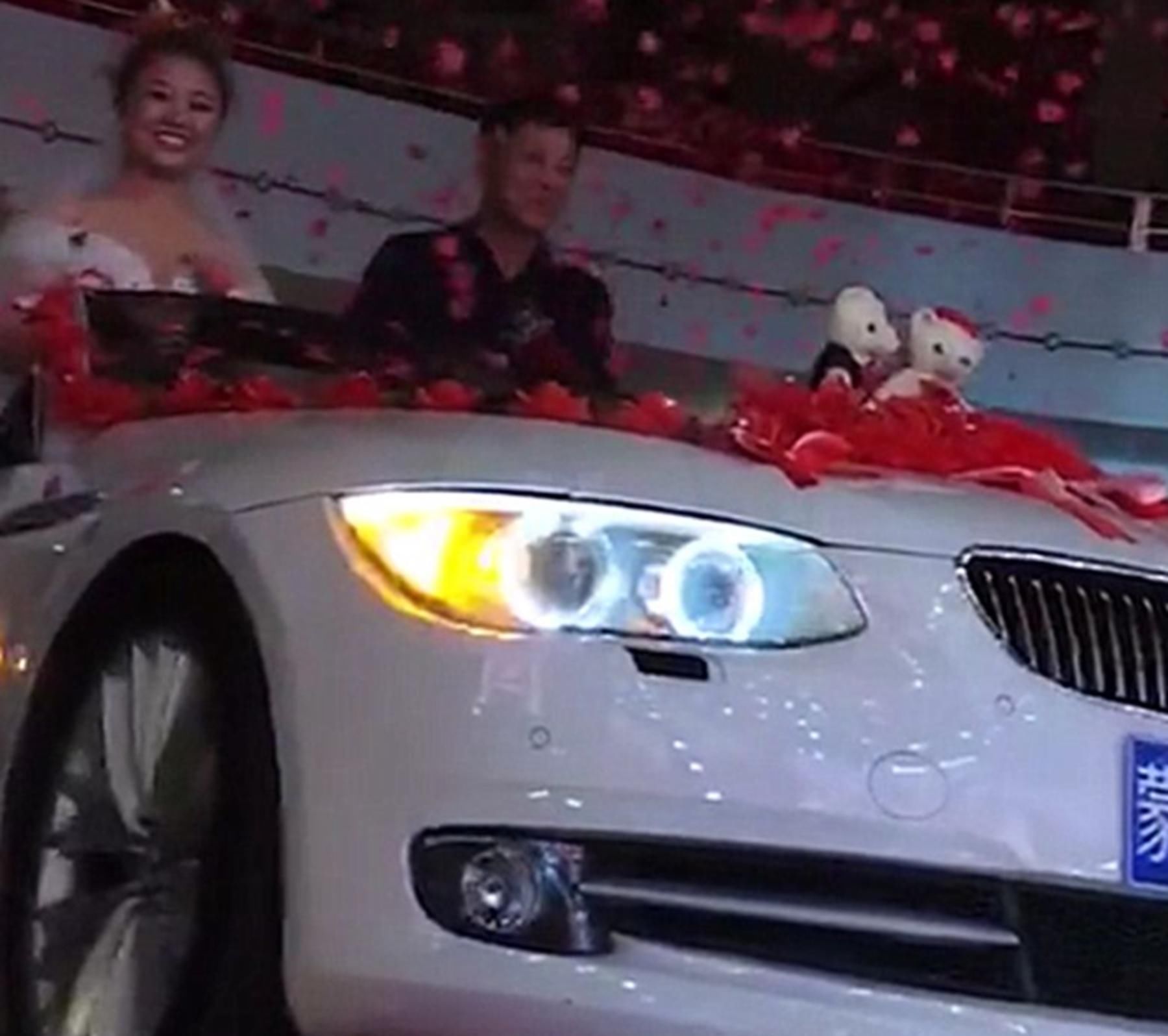 内蒙富婆闺女结婚，开着陪嫁58万宝马入场，车牌低调有内涵！