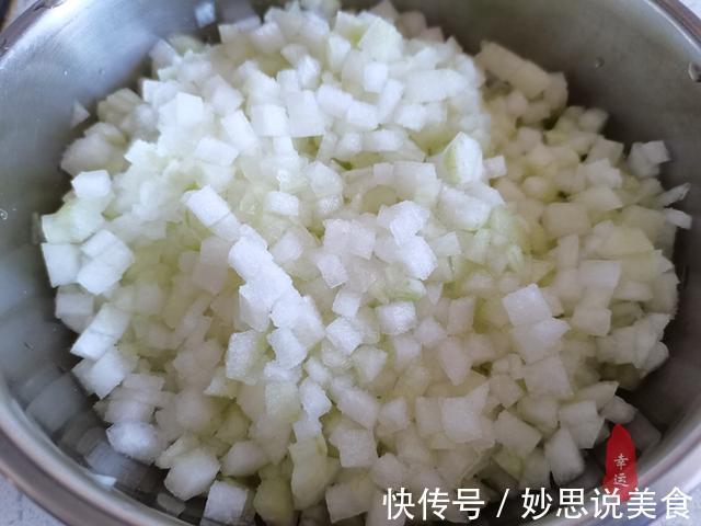 试试我这个馅料的包子,冬瓜粒粒分明,肉香味美让你食欲大开