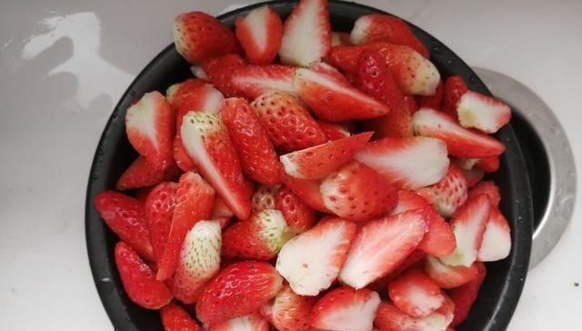  煮草莓罐头放白糖和冰糖有那么重要吗大厨我来教你，一锅不够